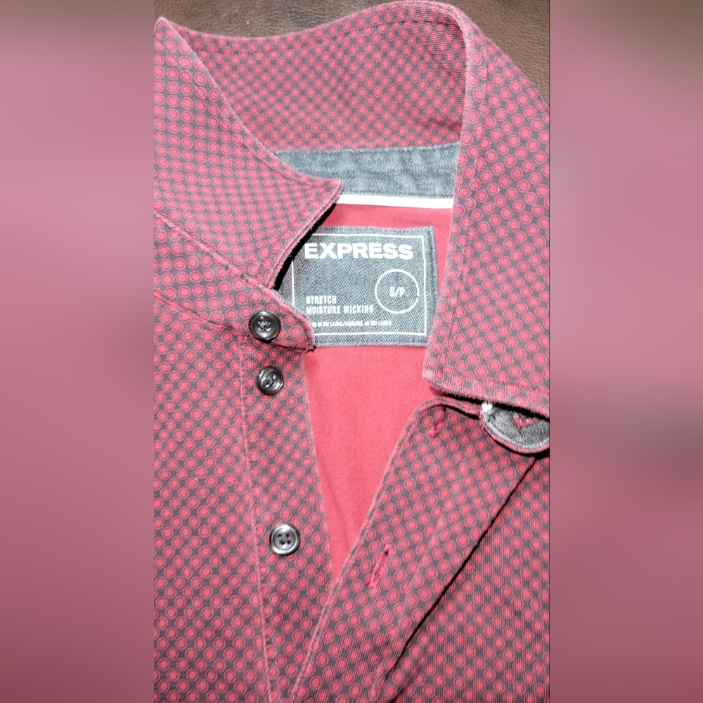 Men's EXPRESS Maroon/ Black Patterned Short-Sleeve Shirt - Picture 6 of 8